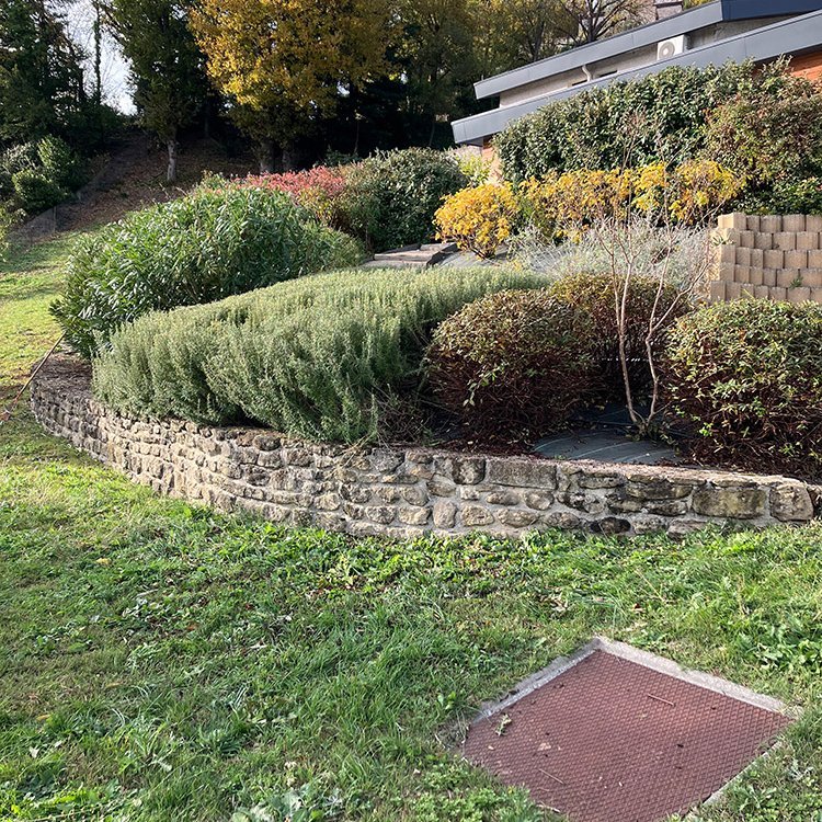 <strong>Entretien des massifs</strong> <small>© Philippe Serre</small>